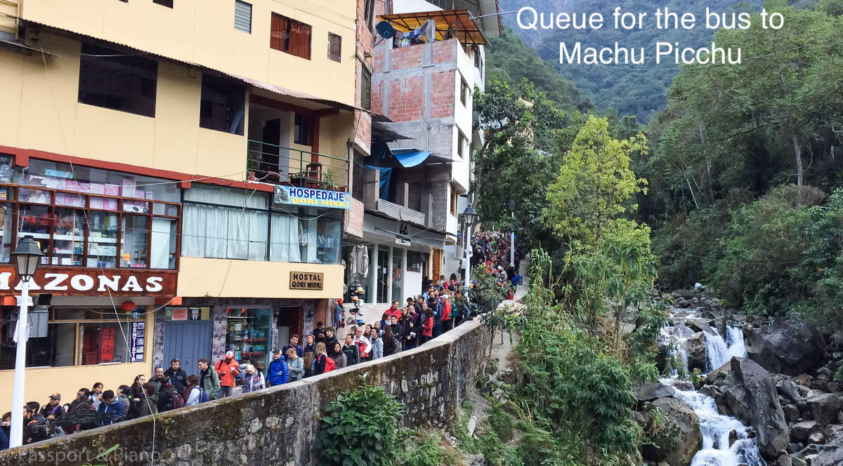 An image of hundreds of people queuing for the bus to Machu Picchu