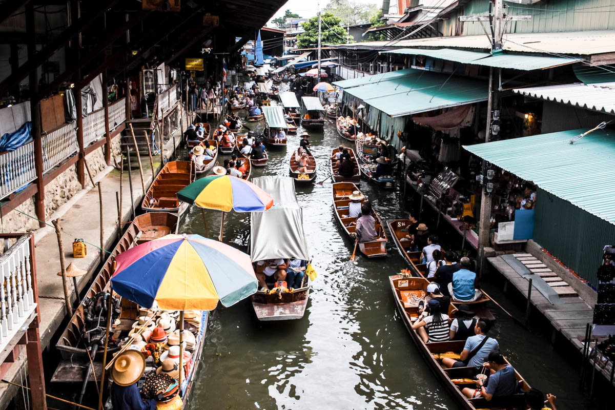 An image of the boats and the canal at Damnoen Saduak Floating Market