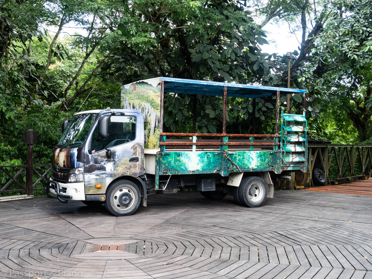 An image of Marriott Mulu Nationalpark transfer bus