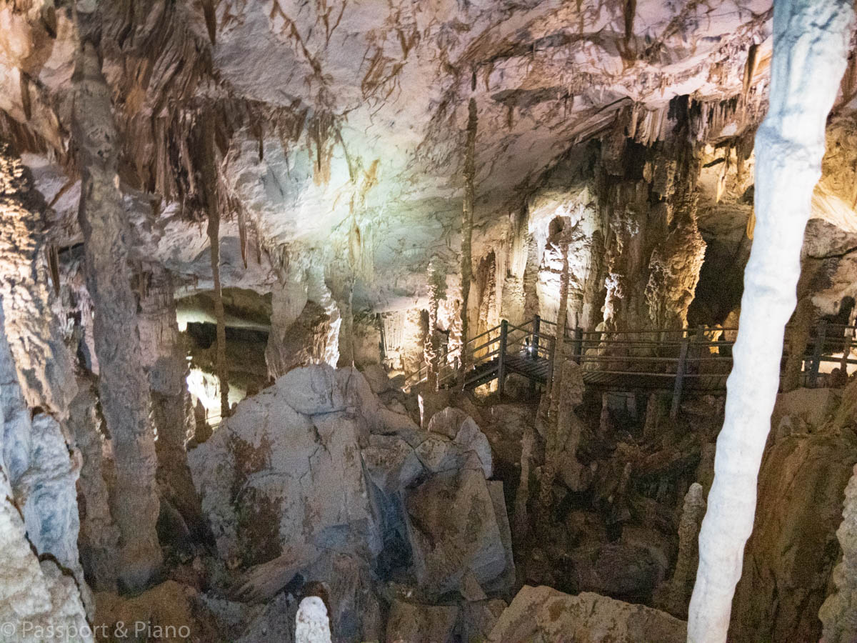 An image of the stunning stalactites and stalagmites in wind cave mulu