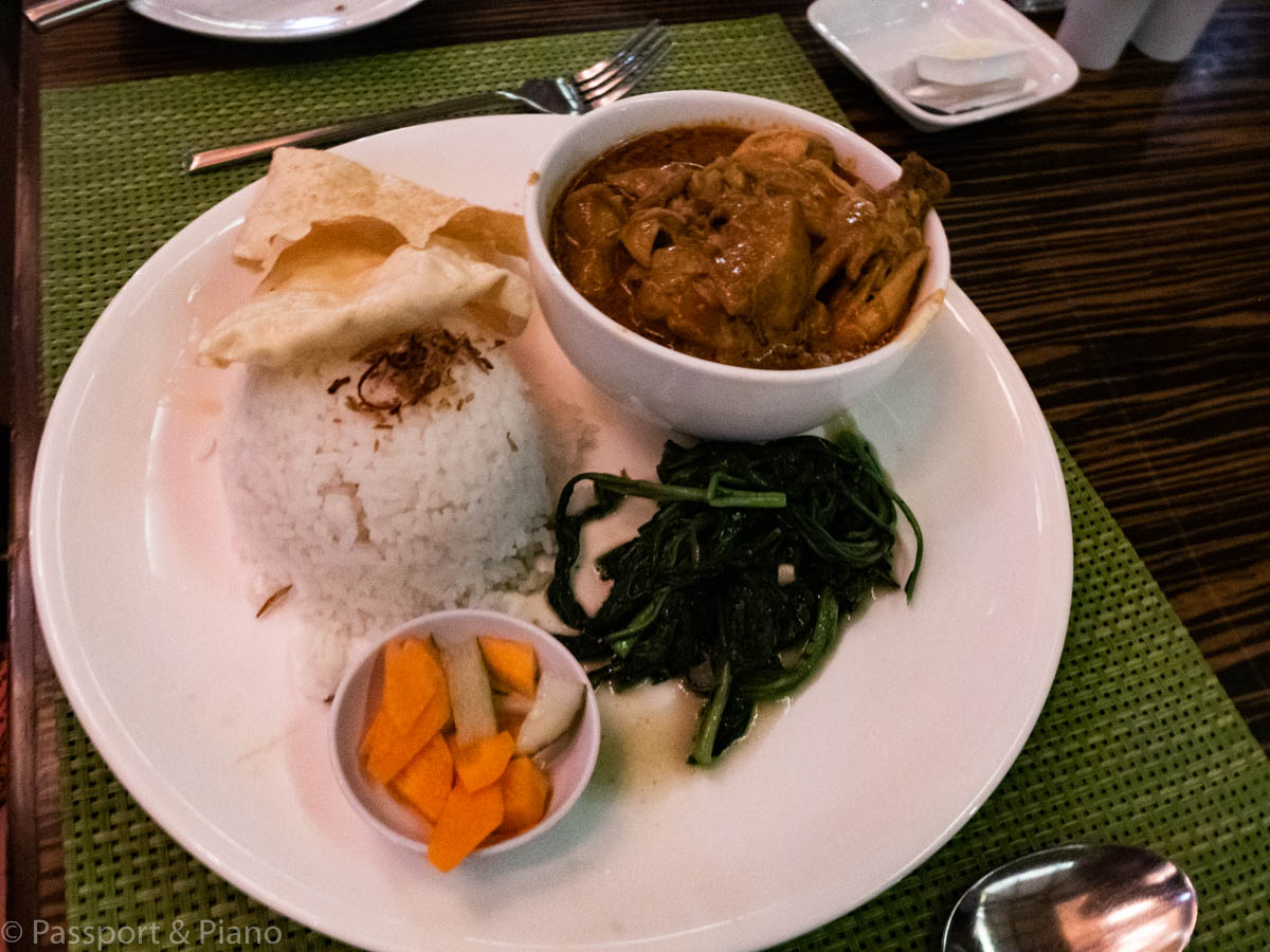 An image of a meal at the Hotel Marriot Mulu