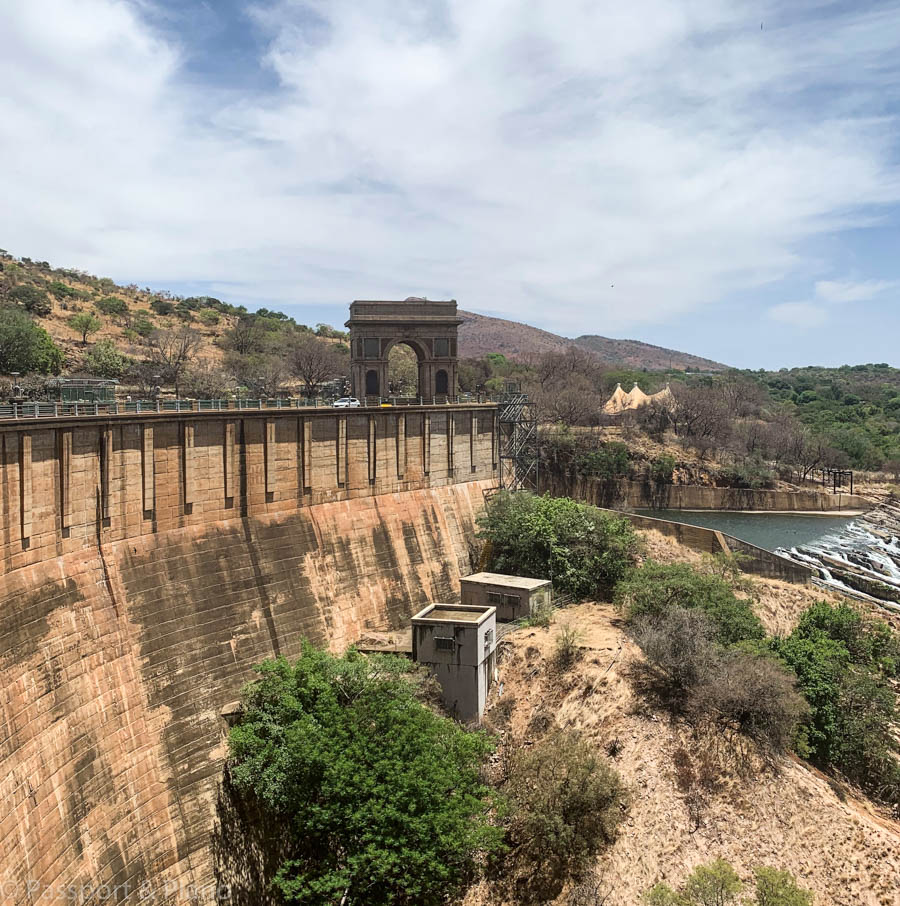 An image of the dam wall at Hartbeesproot dam