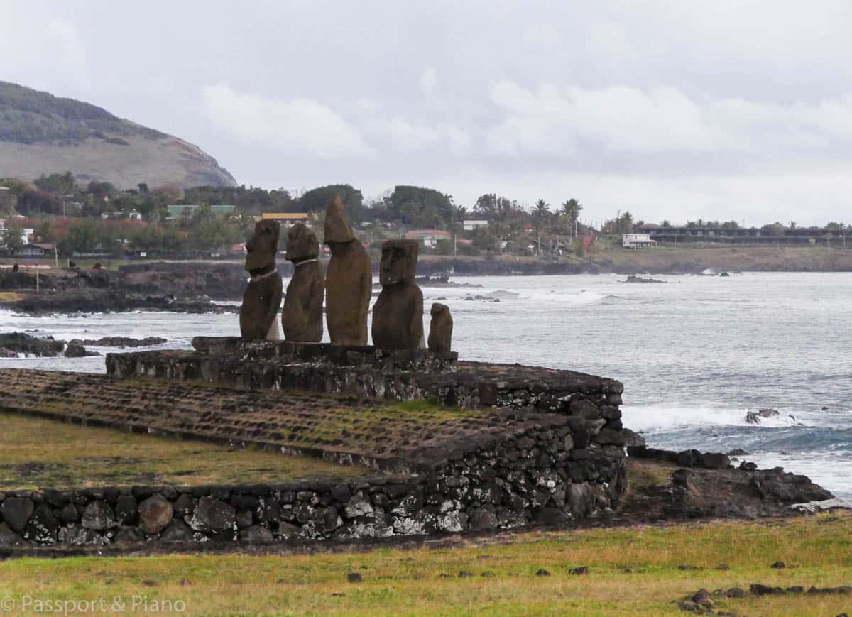 An image of the 5 Moai statues at Tahai