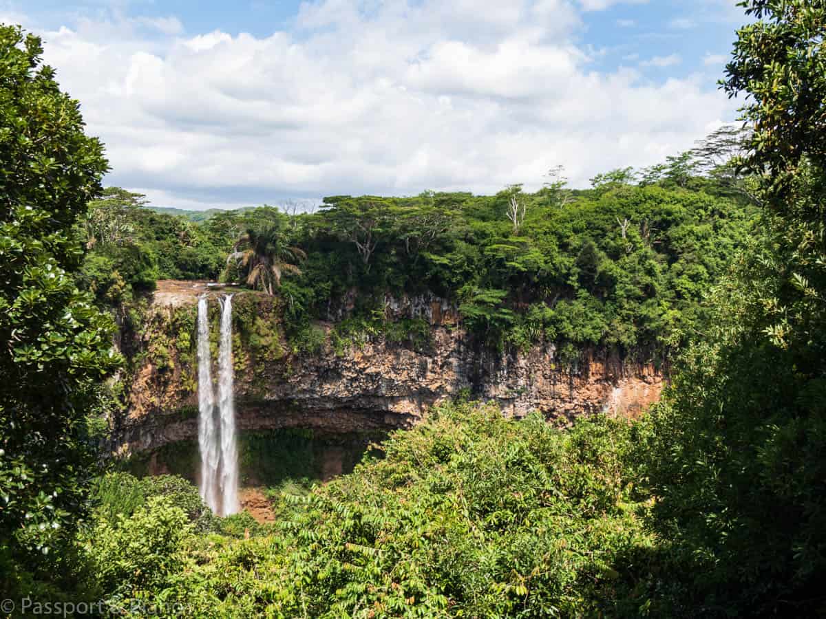 An image of the Chamarel waterfall, one of the Mauritius places to see on a visit to the Terres de 7 Couleurs.
