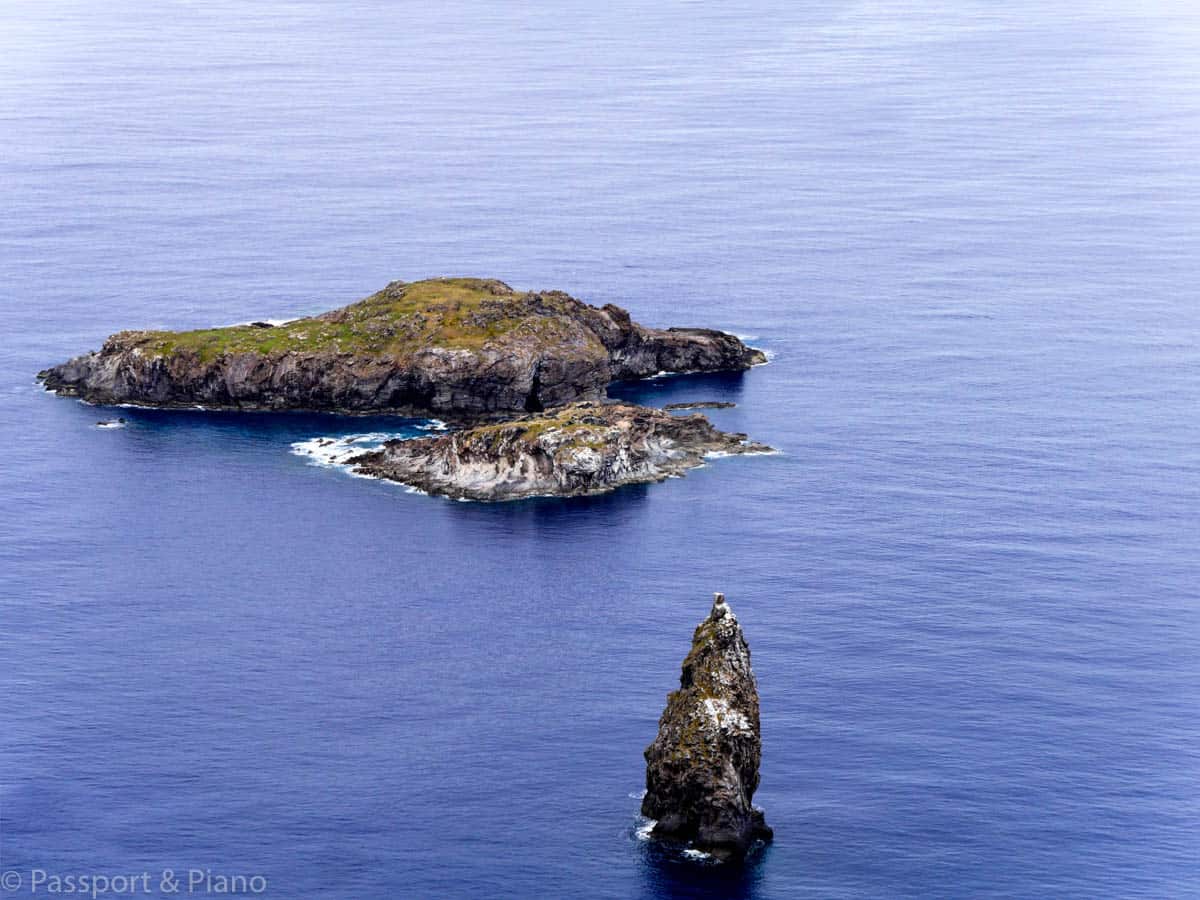 An image of the islets that you can visit on easter island day trips